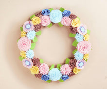 Couronne florale avec panneau bienvenue - image 1