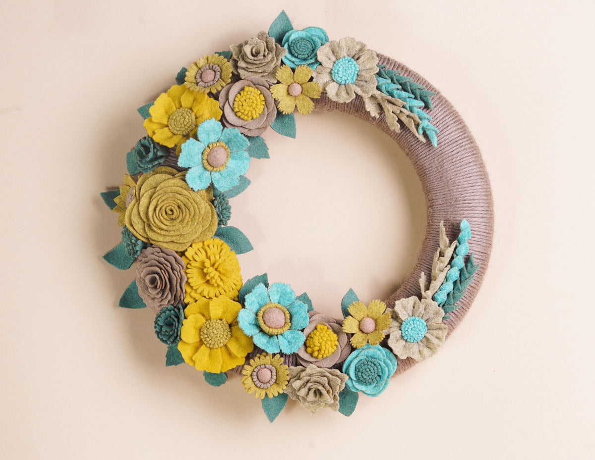 Couronne florale turquoise et doree en feutrine - image 1