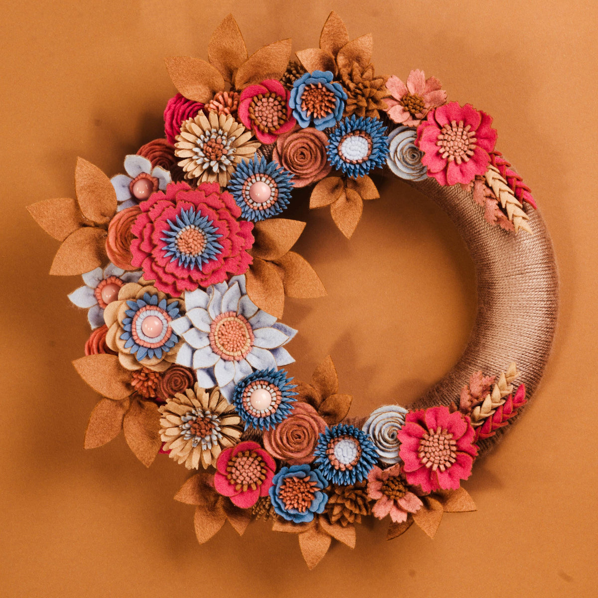 Couronne florale neutre en feutrine - image 1