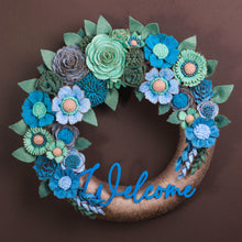 Couronne florale avec panneau bienvenue - image 1