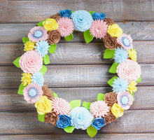 Couronne florale avec panneau bienvenue - image 2