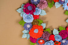 Couronne florale coloree en feutrine - image 3