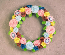 Couronne florale avec panneau bienvenue - image 4