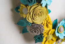 Couronne florale turquoise et doree en feutrine - image 4