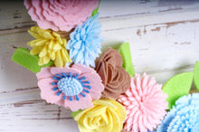 Couronne florale avec panneau bienvenue - image 5