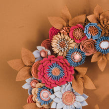 Couronne florale neutre en feutrine - image 5