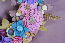 Couronne florale coloree en feutrine - image 5