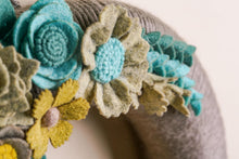 Couronne florale turquoise et doree en feutrine - image 6