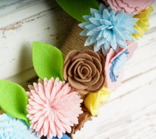 Couronne florale avec panneau bienvenue - image 7