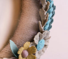 Couronne florale turquoise et doree en feutrine - image 7