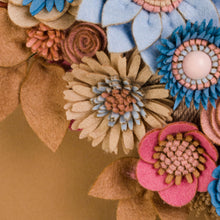 Couronne florale neutre en feutrine - image 7