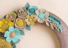 Couronne florale turquoise et doree en feutrine - image 8
