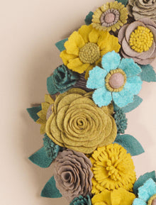 Couronne florale turquoise et doree en feutrine - image 9
