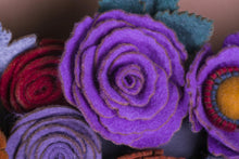 Couronne florale coloree en feutrine - image 9