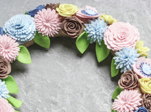 Couronne florale avec panneau bienvenue - image 10