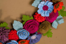 Couronne florale coloree en feutrine - image 11