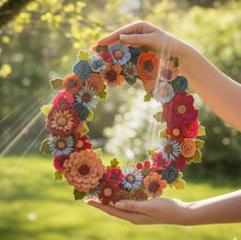 Couronne florale coloree en feutrine - image 19
